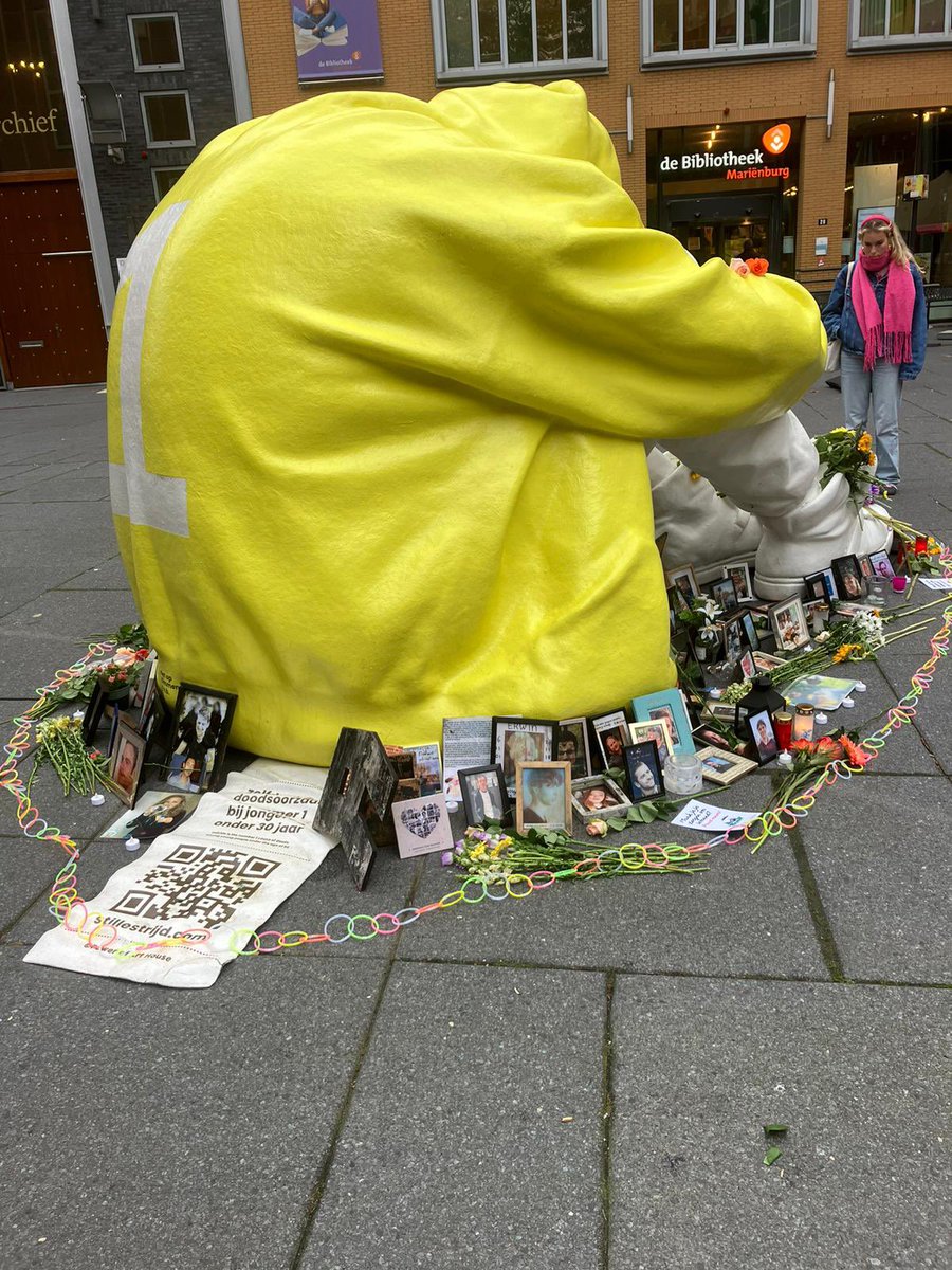 Dit kunstwerk bezorgd je kippenvel: Stille Strijd. Ons neefje verloor in 1 jaar tijd 2 van zijn beste vrienden aan zelfdoding. Hun foto’s vind je op de Marienburg in Nijmegen. 

Denk je aan zelfdoding of worstel je met depressieve gedachten? Voor hulp 📞 113 🙏