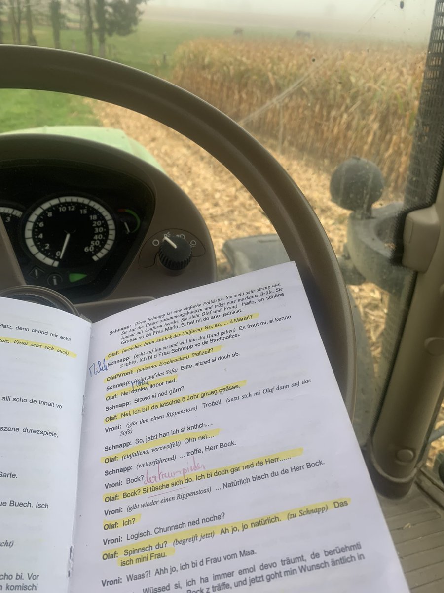Bachty68's tweet image. Aujourd’hui c’est une petite journée de battage du maïs grain 🌽 . 
J’en profite pour réviser mon texte pour le théâtre Alsacien . 
Il est temps la première c’est samedi soir 😳😅 . 
#Sundgau #Recolte #Corn #Alsace #Fragtw