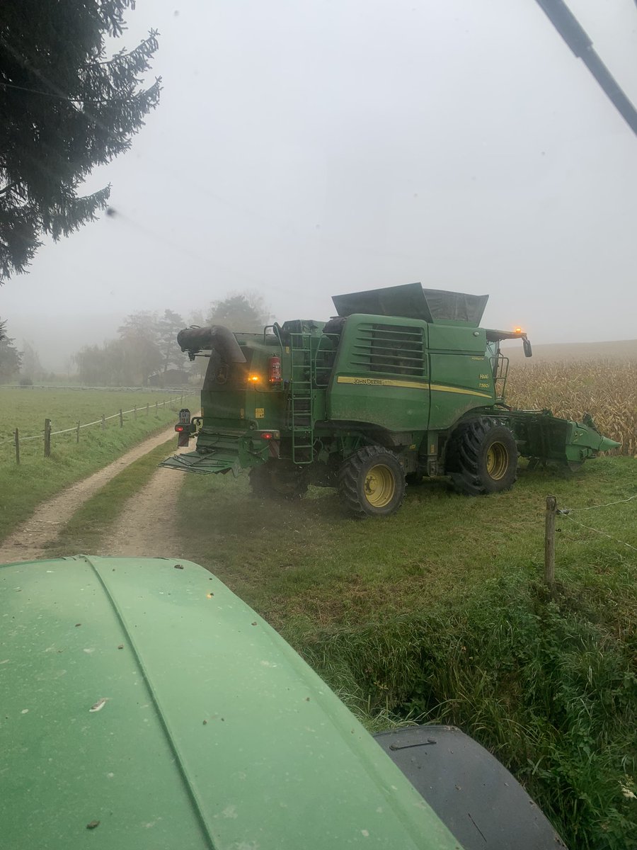 Bachty68's tweet image. Aujourd’hui c’est une petite journée de battage du maïs grain 🌽 . 
J’en profite pour réviser mon texte pour le théâtre Alsacien . 
Il est temps la première c’est samedi soir 😳😅 . 
#Sundgau #Recolte #Corn #Alsace #Fragtw