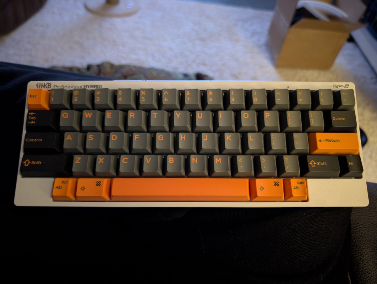 TheProfosist's tweet image. Keycaps for the @HHKB_US are fairly rare so I&apos;ve got the only other Domikey set I like. #TechPickups #TechPorn

I think I prefer a bit more color this time around! #MechanicalKeyboard #KeyboardEnthusiast