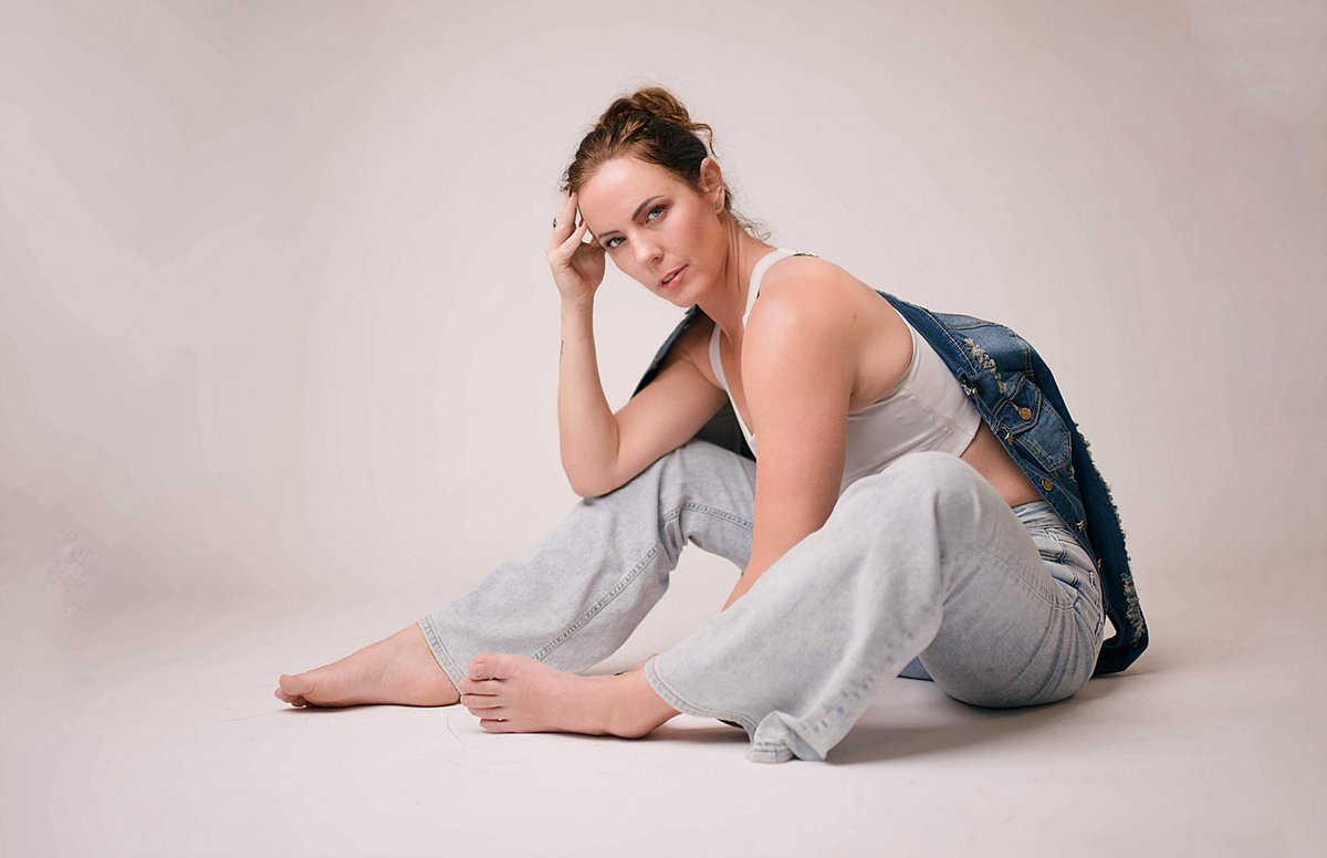 JeelsPhoto's tweet photo. studio shoot with model Susanna.  
Pictures taken with Sony A7RII and Sigma 1.4 HSM ART 35mm   
#FashionModel #beautygirl #fashionphotographer #model #fashion #jeans #photographer #photoshoot #lifestyle https://t.co/2vVyVO9SFM
