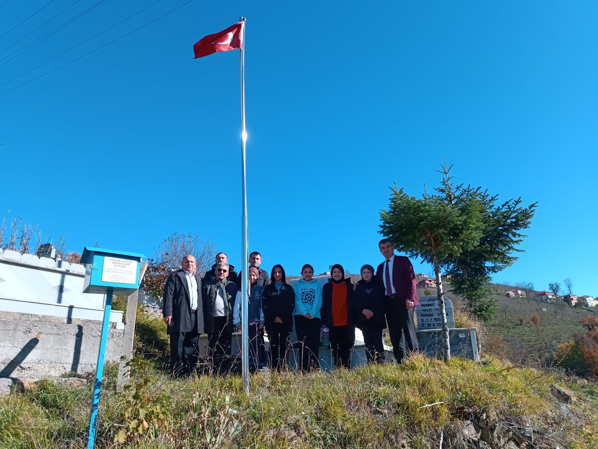 grgntepeIHO's tweet photo. Vatan uğruna canlarını hiçe sayarak şehadet şerbeti içen kahraman şehitlerimiz Ersin Şanlı ve Ahmet YAŞAR'ı ziyaret ettik.Bayrakları bayrak yapan üstündeki kandır. Toprak eğer uğrunda ölen varsa Vatandır.@tcmeb @meb_dinogretimi @Yusuf__Tekin @GurgentepeMEM @SalihBas5252 https://t.co/20bbrwwUAM