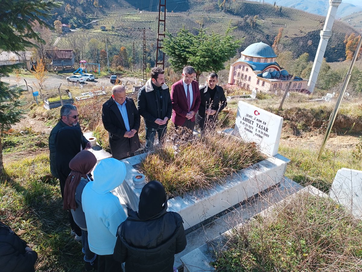 grgntepeIHO's tweet photo. Vatan uğruna canlarını hiçe sayarak şehadet şerbeti içen kahraman şehitlerimiz Ersin Şanlı ve Ahmet YAŞAR'ı ziyaret ettik.Bayrakları bayrak yapan üstündeki kandır. Toprak eğer uğrunda ölen varsa Vatandır.@tcmeb @meb_dinogretimi @Yusuf__Tekin @GurgentepeMEM @SalihBas5252 https://t.co/20bbrwwUAM