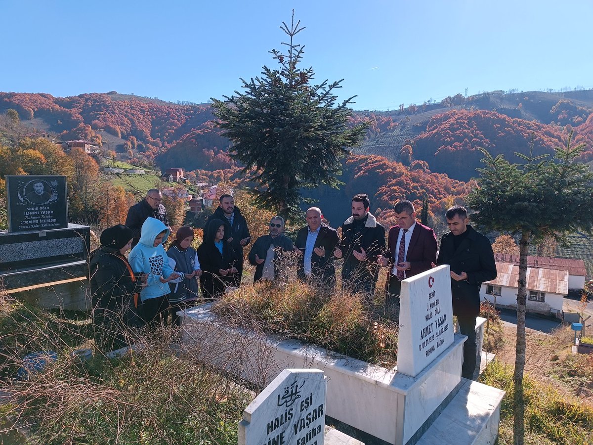 grgntepeIHO's tweet photo. Vatan uğruna canlarını hiçe sayarak şehadet şerbeti içen kahraman şehitlerimiz Ersin Şanlı ve Ahmet YAŞAR'ı ziyaret ettik.Bayrakları bayrak yapan üstündeki kandır. Toprak eğer uğrunda ölen varsa Vatandır.@tcmeb @meb_dinogretimi @Yusuf__Tekin @GurgentepeMEM @SalihBas5252 https://t.co/20bbrwwUAM