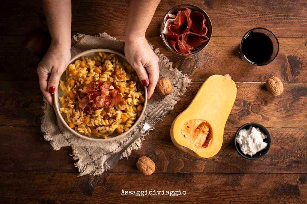 Assaggidiviaggi's tweet photo. Oggi #ricetta salata, per gli amanti della zucca: un primo piatto di #fusilli con #crema di #zucca e #ricotta con #speck croccante e dadini di zucca salatati in padella. Un vero piatto #autunnale, gustosissimo.
La #ricetta la trovate qui: https://t.co/WKhFisQo3t https://t.co/krFLzo361c