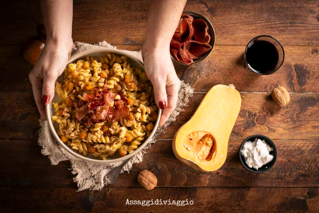 Assaggidiviaggi's tweet photo. Oggi #ricetta salata, per gli amanti della zucca: un primo piatto di #fusilli con #crema di #zucca e #ricotta con #speck croccante e dadini di zucca salatati in padella. Un vero piatto #autunnale, gustosissimo.
La #ricetta la trovate qui: https://t.co/WKhFisQo3t https://t.co/krFLzo361c