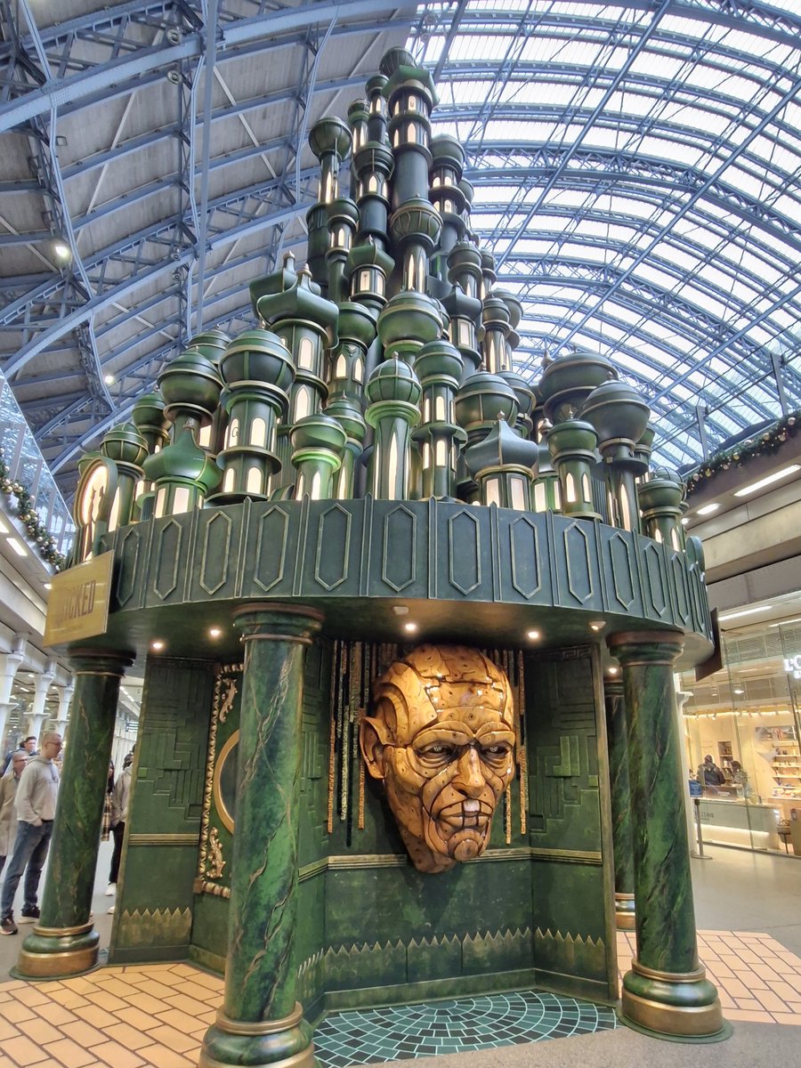 NotJustTaps's tweet photo. Love the Wicked themed Christmas tree at St Pancras station.
In my opinion it's the most exciting station in Europe
@StPancrasInt https://t.co/WzuqcOuRt1