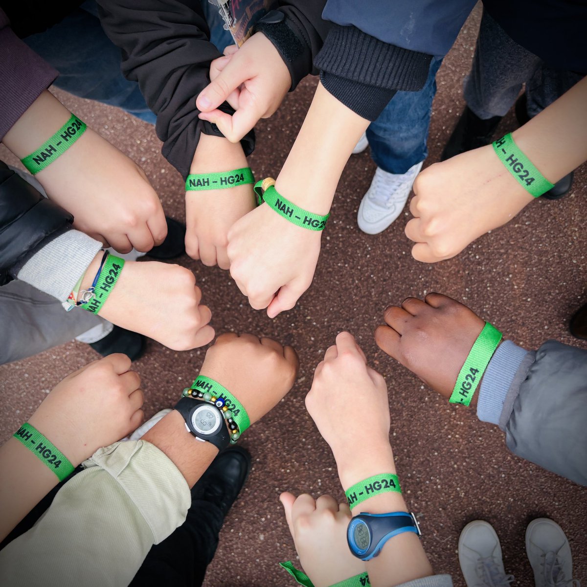 Collège Hubert GERMAIN (@macecollege) on Twitter photo NAH HG24
Non au harcèlement Hubert Germain 2024.
Pour la journée nationale contre le harcèlement , les élèves et des adultes ont reçu un bracelet vert. Des films ont également été projetés en classe.
<a href="/acversailles/">Académie de Versailles</a>
<a href="/villedesuresnes/">Ville de Suresnes</a>
#nonauharcelement
#NAH NAH HG24
Non au harcèlement Hubert Germain 2024.
Pour la journée nationale contre le harcèlement , les élèves et des adultes ont reçu un bracelet vert. Des films ont également été projetés en classe.
<a href="/acversailles/">Académie de Versailles</a>
<a href="/villedesuresnes/">Ville de Suresnes</a>
#nonauharcelement
#NAH