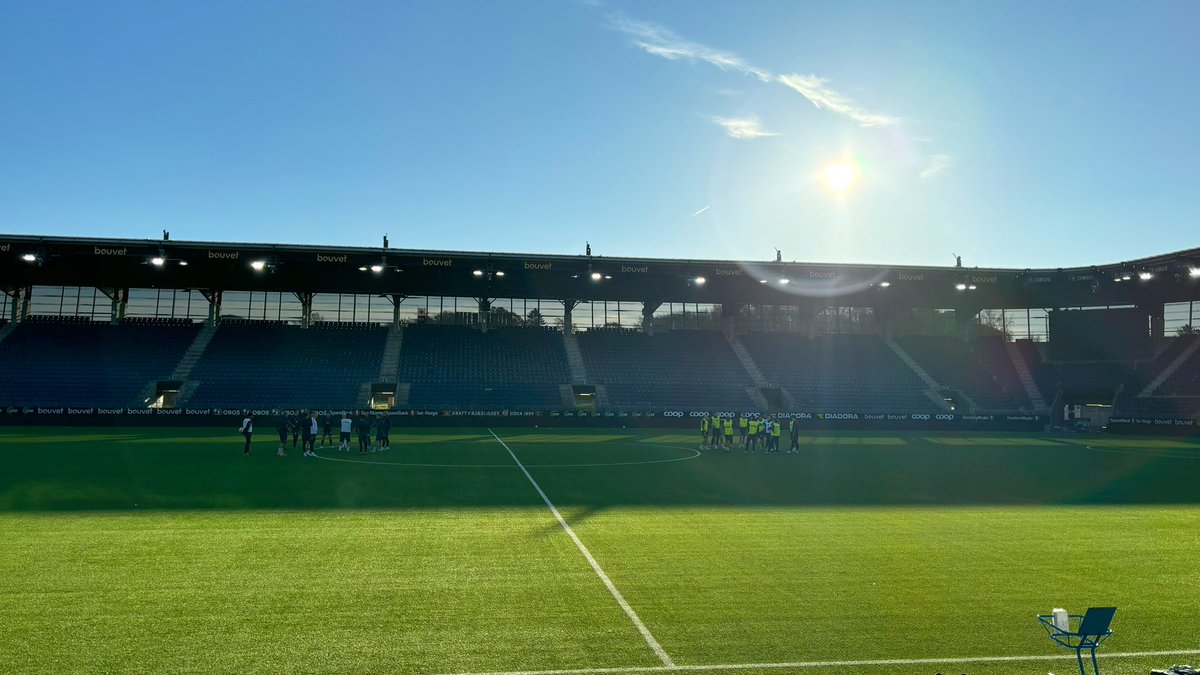 Vi kobler opp og sender direkte fra Vikings trening i solfylte Jåttåvågen. Sendestart 11.30. Siste nytt før søndagens kamp mot KBK. Se her:

aftenbladet.no/sport/i/25oqJr…