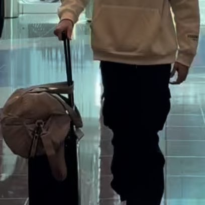 amoraluvrr's tweet photo. miss maam left ph na siya may dala nung duffle but pagdating sa UAE parang ... si boss na may dala? HMMMM

if this aint love then I DONT WANT ITTT

MARHABAN HYGAB 

#HyacinthCallado | #GabLagman
#ChasingInTheWild #UniverkadaGoesToDubai https://t.co/vvmLTYY70n