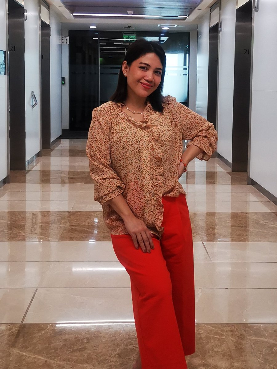 iam_leehan's tweet photo. Embracing my playful side with a pop of orange in my style ♡ https://t.co/UvE5IrpE0a