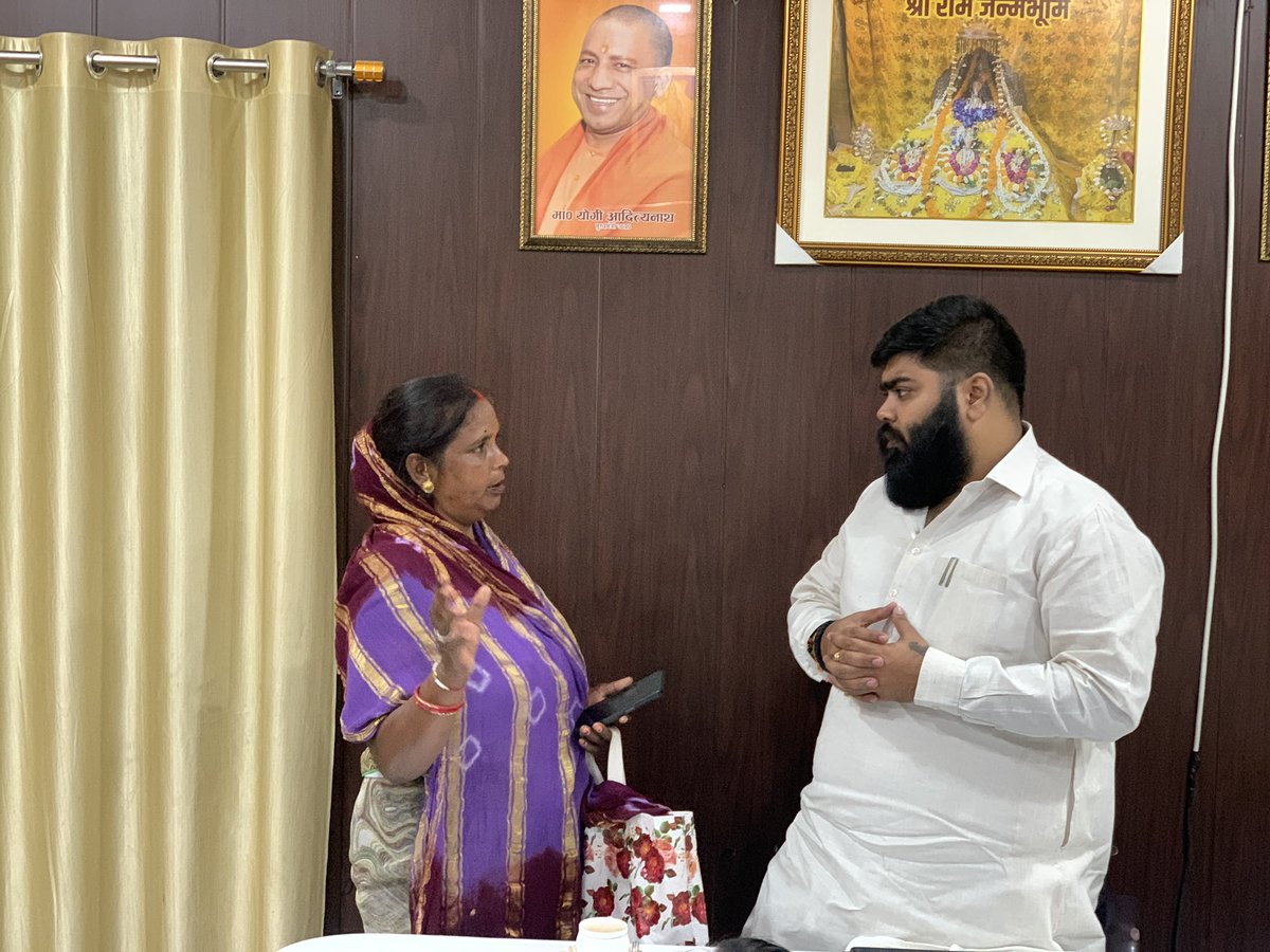 AkashPandey_BBK's tweet photo. दरियाबाद स्तिथ अपने सरकारी कार्यालय में क्षेत्र से आये लोगों से भेंट कर कुशलक्षेम जाना व उनकी समस्याओं को सुन निस्तारण हेतु अधिकारियों को निर्देशित किया॥

#बाराबंकी_का_आकाश #akash4bbk https://t.co/6YVISrAOQ2