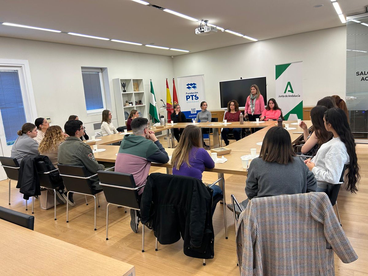 FundacionPTS's tweet photo. Hoy hemos celebrado el segundo #CaféConCiencia dentro de la XXIII #SemanadelaCiencia en #FundacionPTS #Granada 🧪   

La #Investigadora Inmaculada Ramírez Macías de @genyo_pts ha compartido con el alumnado del Centro de Formación Abenamar la mesa 'Y si quiero investigar ¿por qué no?' 👩‍🔬👨‍🔬