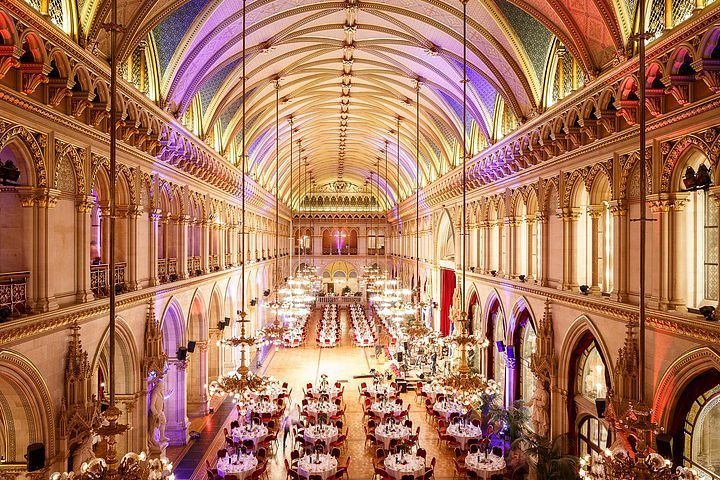 Austria_UK's tweet photo. 4/ 🎩 Fancy Balls

Prefer something elegant? Vienna’s City Hall hosts a glamorous New Year’s ball with live orchestras and dancing. Or check out the Belvedere’s brand-new ball for a magical night 🥂!

👉 #NewYearsBall #ViennaNights https://t.co/x65hs0bAyo