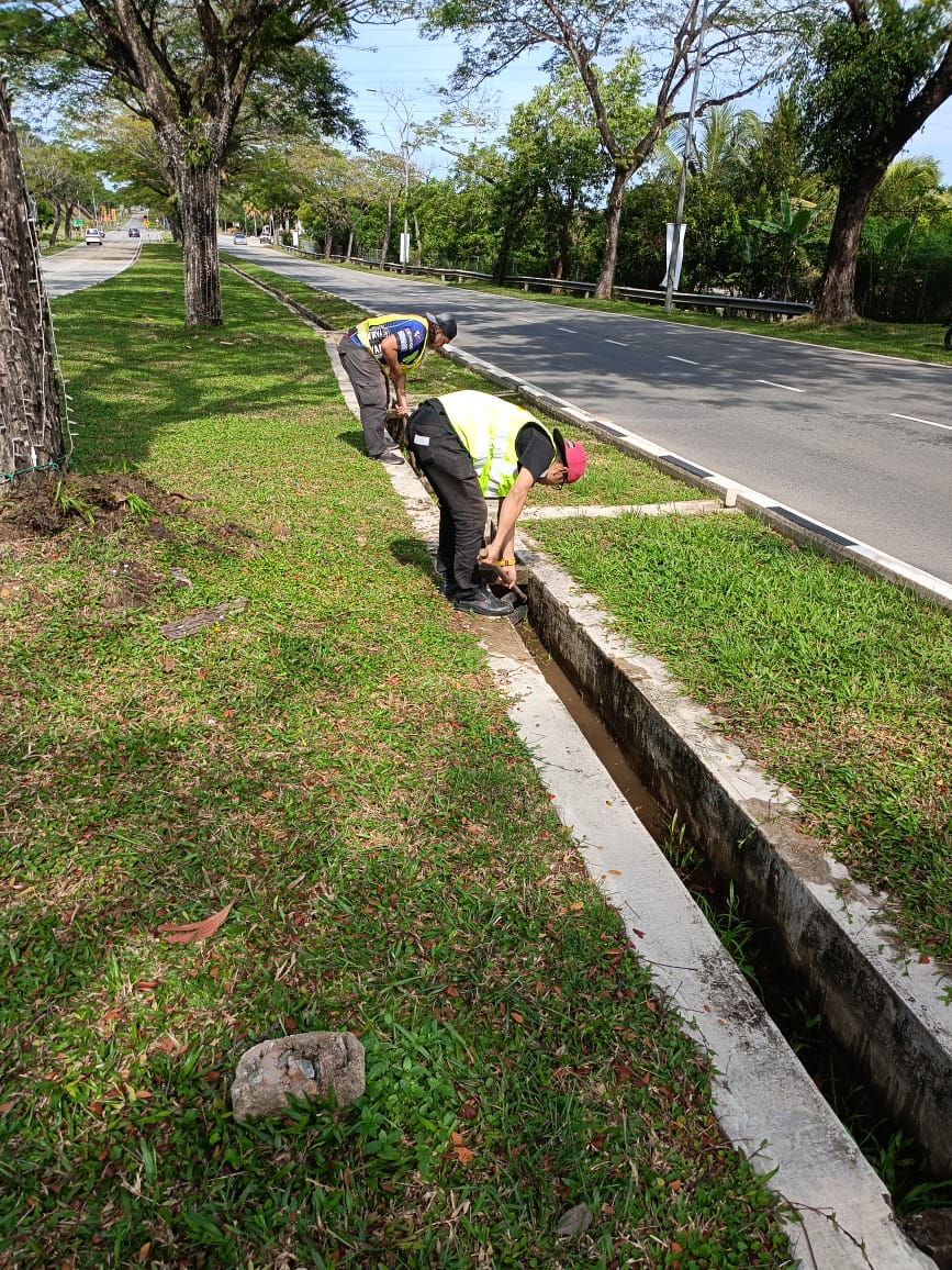 Kerja membersih longkang di Jalan Istana Abdulaziz yang dilaksanakan secara tenaga Jabatan sebagai persediaan menghadapi bencana Monsun Timur Laut
<a href="/IrHafizah/">Hafizah</a> <a href="/AidaAmalinaAbd1/">Aida Amalina</a> <a href="/IPJKR_Official/">JKR Malaysia Rasmi</a> <a href="/JKRPAHANG/">JKR PAHANG</a>