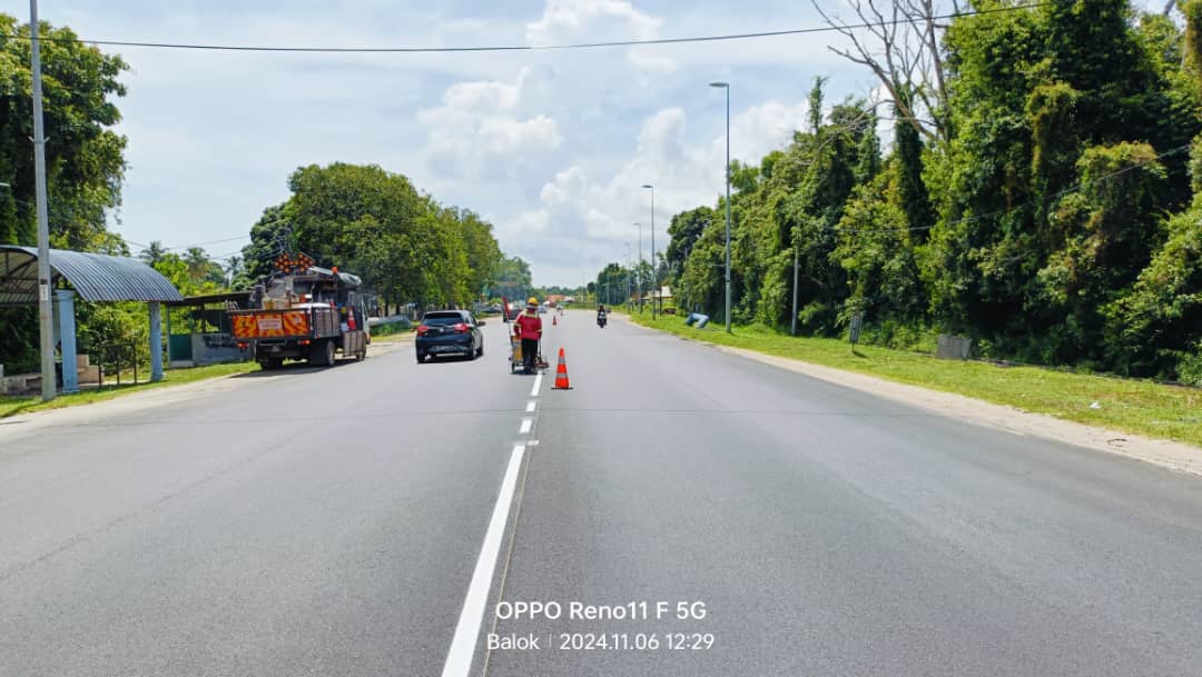Kerja mengecat garisan jalan bagi projek penyelenggaraan jalan dgn menggunakan kaedah mill &amp; pave (SFM) serta lain-lain kerja berkaitan di Jln Ktn - Chukai (FT03) berhampiran SK Cherating  yg dilaksanakan oleh <a href="/RCKuantan/">Roadcare Kuantan</a>.
<a href="/IrHafizah/">Hafizah</a> <a href="/AidaAmalinaAbd1/">Aida Amalina</a> <a href="/IPJKR_Official/">JKR Malaysia Rasmi</a> <a href="/JKRPAHANG/">JKR PAHANG</a>