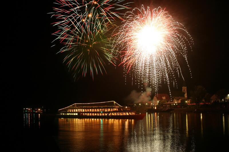 Austria_UK's tweet photo. 6/ 🌉 Linz by the Danube

Celebrate on the Danube shore or even on a cruise 🚢 with fireworks lighting up the river. Plus, Strauss concerts honor the composer’s 200th birthday 🎻.

👉 #Linz #Strauss200 https://t.co/VQ94IjDAa5