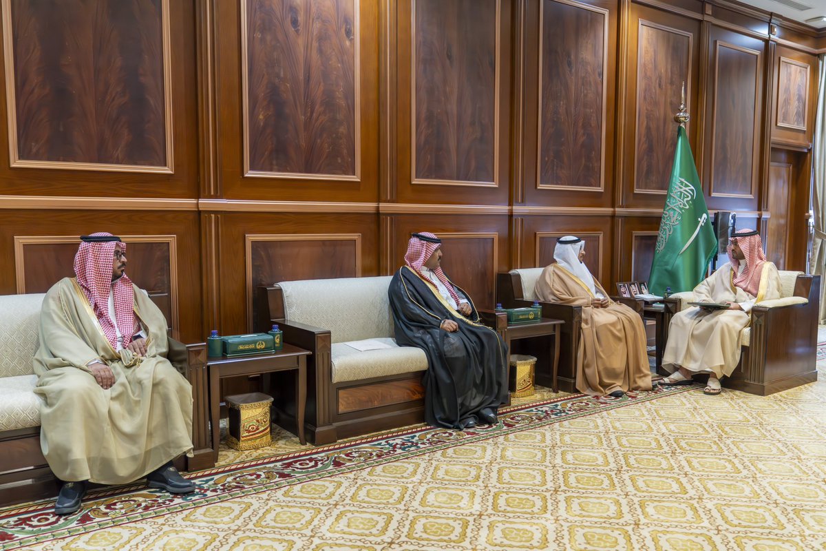 emara_hail's tweet photo. سمو #نائب_أمير_منطقة_حائل يستقبل مدير ميدان الهجن بالصنينا أ.عبدالمجيد بن حمود الشمري وعدداً من منسوبي الميدان، ويطلع سموه على أنشطة وبرامج الميدان والخطط المستقبلية مشيراً إلى أهمية الدور الذي تقوم به ميادين الهجن. https://t.co/wYnBcM99CE