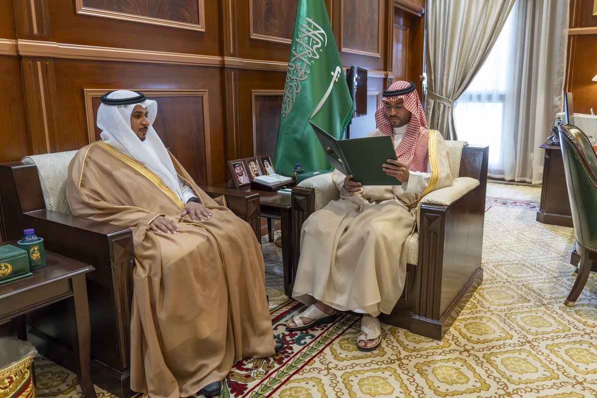 emara_hail's tweet photo. سمو #نائب_أمير_منطقة_حائل يستقبل مدير ميدان الهجن بالصنينا أ.عبدالمجيد بن حمود الشمري وعدداً من منسوبي الميدان، ويطلع سموه على أنشطة وبرامج الميدان والخطط المستقبلية مشيراً إلى أهمية الدور الذي تقوم به ميادين الهجن. https://t.co/wYnBcM99CE