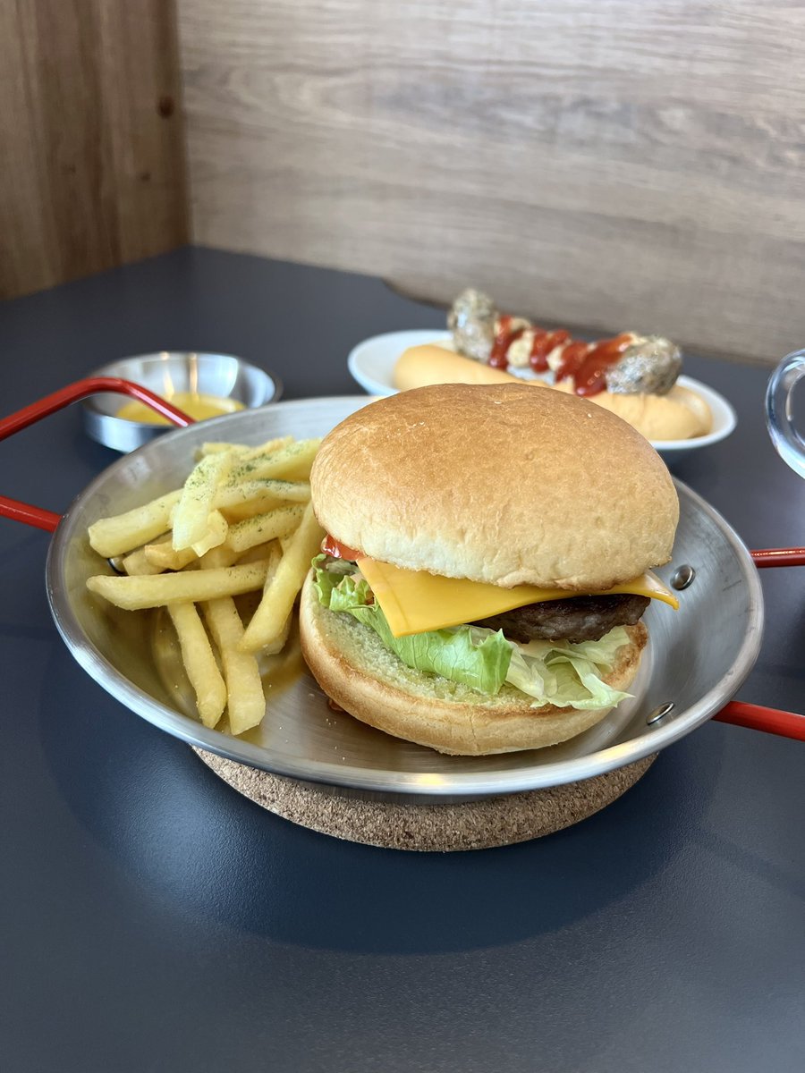 manzox's tweet image. 昼餉 #buger&amp;amp;cafebites 😋 💙💛

バイツバーガーセット

ホットドッグ

#ご馳走様でした 
#階上町グルメ #階上町ランチ 
#ハンバーガー #ホットドッグ 
@bites.hashikami