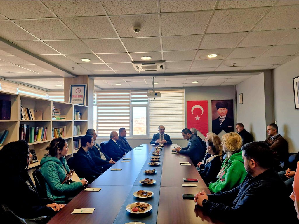 Türk Tarih Kurumu Başkanı Prof. Dr. Yüksel Özgen, Kırklareli Üniversitesinin Tarih Bölümü öğretim üyeleriyle bir araya gelerek akademisyenlerin Kurumumuzdan beklentilerini dinledi.