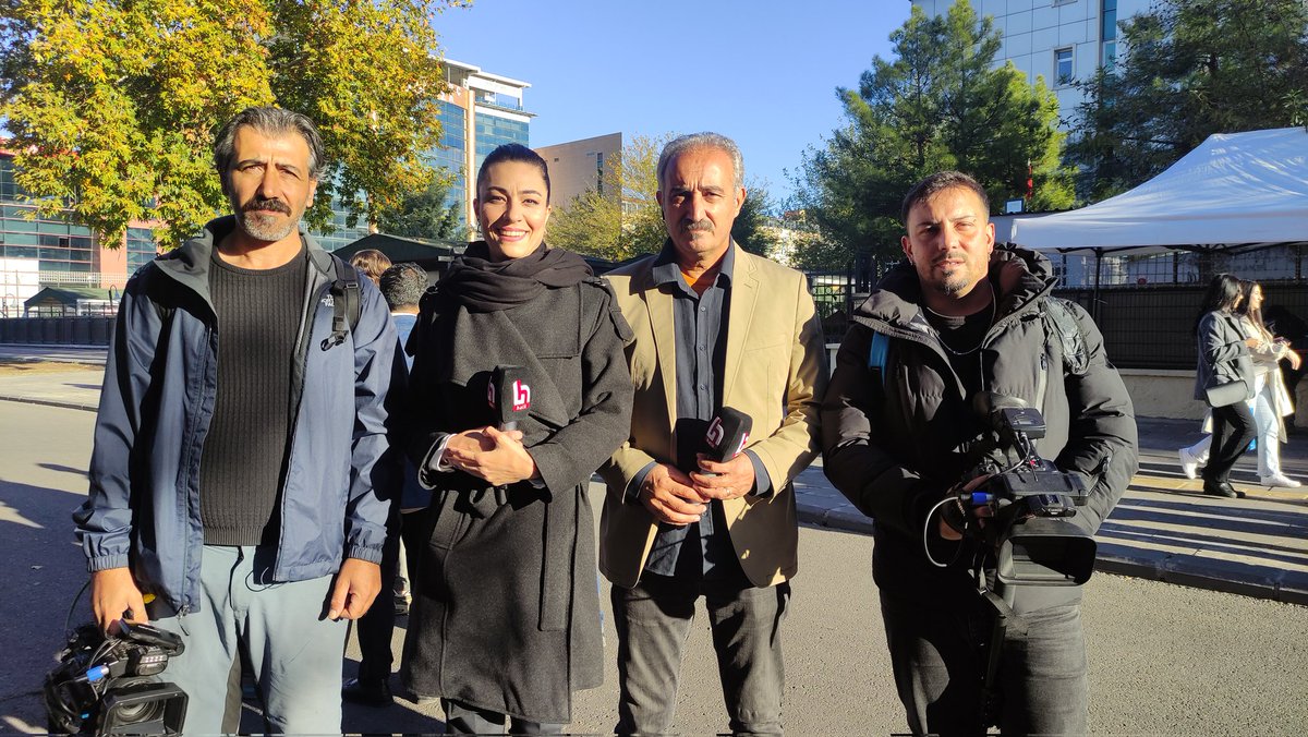 DemirFerit62's tweet photo. Narin davasında  bütün gerçekleri  sizlere  aktarmak için Halk TV ekibi olarak Diyarbakır adliyesi içinde ve önünde aktarıyoruz..
@dilan_alp, @KetenGencer 
#NarinDavasıHepimizin https://t.co/LbPKeMElEn
