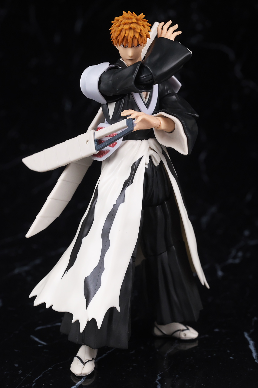 BLEACH 黒崎一護　二刀斬月　フィギュアーツ Amazon | S.H.Figuarts 黒崎一護 -二刀斬月- | フィギュア