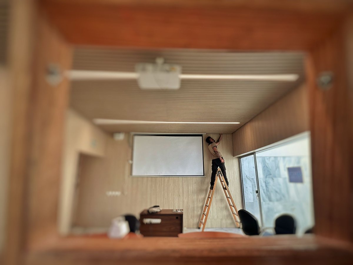 📸 Instalación de sistema de proyección. Técnico ajustando equipos y asegurando que cada detalle esté perfecto para la mejor experiencia visual. Hacemos de tus proyectos una realidad. ¡Contáctanos! #SONIMALAGA #Audiovisuales #Proyección #InstalacionesTécnicas #Tecnología