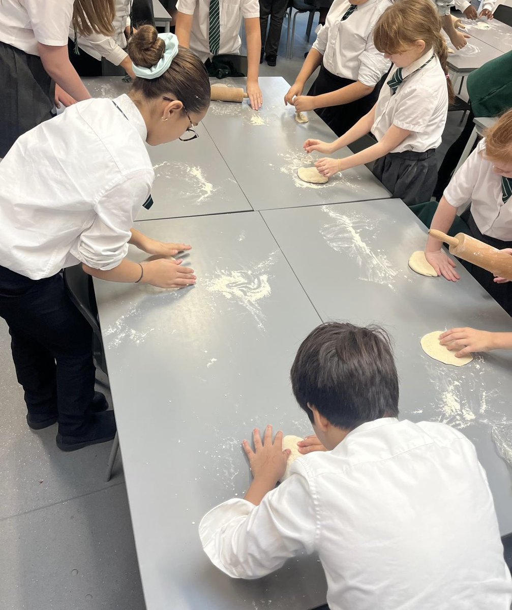AlbionPrimary's tweet photo. Year 6 loved making their own pizzas from scratch yesterday! #APS #APScreativity https://t.co/urcDXVoeLI