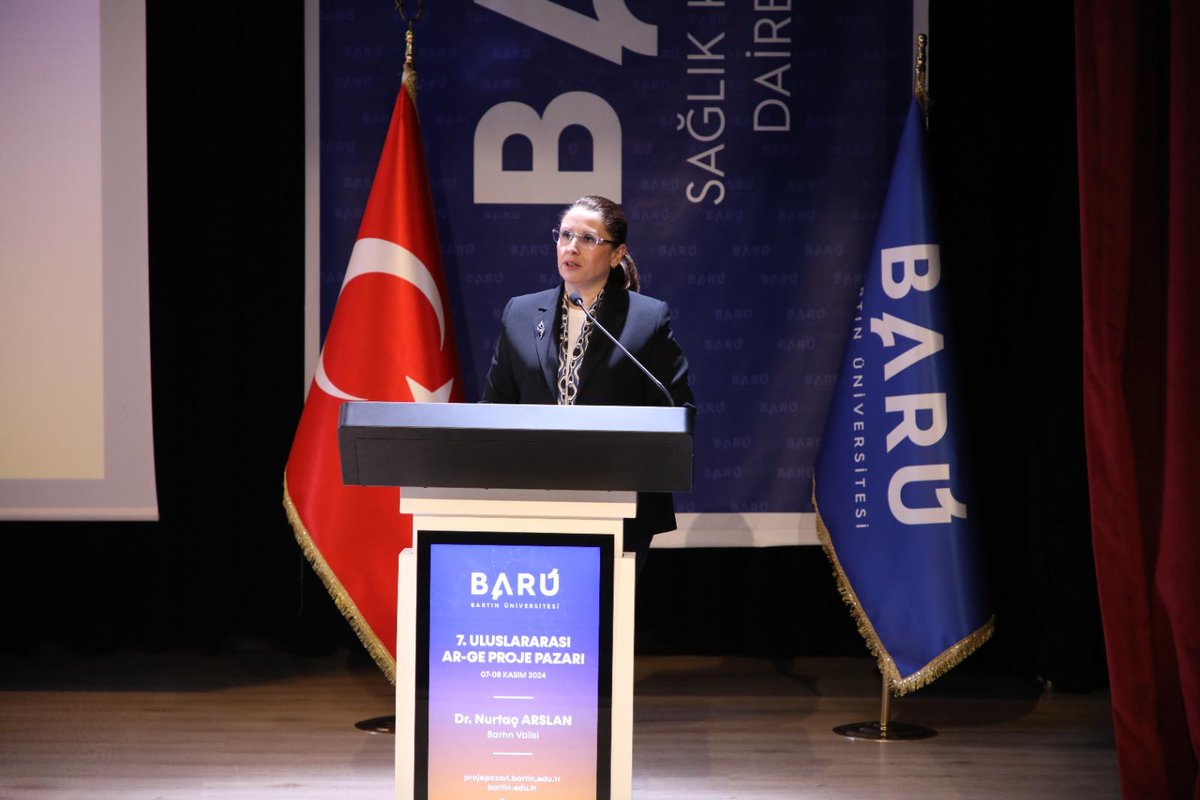 tcbartinvalilik's tweet photo. BARÜ’de VII. Uluslararası Ar-Ge Proje Pazarı Rüzgarı Esiyor

Bartın Üniversitesi (BARÜ) Kutlubey Kampüsünde düzenlenen “VII. Uluslararası Ar-Ge Proje Pazarı” açılış programına Valimiz Dr. Nurtaç Arslan, ilimiz protokol üyeleri, Zonguldak Bülent Ecevit Üniversitesi, Ordu Üniversitesi, Bolu Abant İzzet Baysal Üniversitesi, Düzce Üniversitesi ve Sinop Üniversitesi Rektörleri, akademisyenler ve öğrenciler katıldı.

Açılış programı Saygı duruşu ve İstiklal Marşımızın okunmasıyla başladı.

Bartın Üniversitesi Rektörü Prof. Dr. Orhan Uzun’un konuşmasının ardından kürsüye gelen Vali Arslan, “Bartın Üniversitesi, özellikle son yıllarda, araştırma odaklı çalışmalar ve yenilikçi projeler ile hem akademik alanda hem de topluma katkı sağlayan projelerde önemli başarılara imza atmıştır. Artık geleneksel hale gelen 7. Uluslararası Ar-Ge Proje Pazarı’nın da üniversitemizin başarılarına yeni halkalar ekleyeceğine ve burada sergilenecek projelerin, ülkemizin teknoloji ve bilgiye dayalı kalkınma hedeflerine katkı sağlayacağına gönülden inanıyorum. Vizyonu ve özverili çalışmalarıyla Bartın Üniversitesi’ni bu noktaya taşıyan başta Sayın Rektörümüz olmak üzere tüm akademik kadromuza ve yöneticilerimize, bu organizasyonun düzenlenmesinde emeği geçen herkese, yurt içi ve yurt dışından gelen tüm katılımcılara, projeleriyle bu etkinliği daha da değerli hale getiren değerli araştırmacılara gönülden teşekkür ediyorum.” dedi.

Program, BARÜ Akademik Performans Ödül Töreninin ardından sergi alanının gezilmesiyle sona erdi.

“Geleceğin teknolojileri 7-8 Kasım tarihleri arasında sergilenmeye devam edecek”

https://t.co/r6zuNZ9K6S