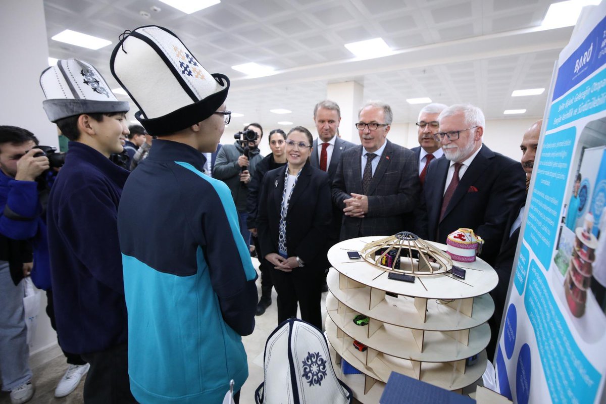tcbartinvalilik's tweet photo. BARÜ’de VII. Uluslararası Ar-Ge Proje Pazarı Rüzgarı Esiyor

Bartın Üniversitesi (BARÜ) Kutlubey Kampüsünde düzenlenen “VII. Uluslararası Ar-Ge Proje Pazarı” açılış programına Valimiz Dr. Nurtaç Arslan, ilimiz protokol üyeleri, Zonguldak Bülent Ecevit Üniversitesi, Ordu Üniversitesi, Bolu Abant İzzet Baysal Üniversitesi, Düzce Üniversitesi ve Sinop Üniversitesi Rektörleri, akademisyenler ve öğrenciler katıldı.

Açılış programı Saygı duruşu ve İstiklal Marşımızın okunmasıyla başladı.

Bartın Üniversitesi Rektörü Prof. Dr. Orhan Uzun’un konuşmasının ardından kürsüye gelen Vali Arslan, “Bartın Üniversitesi, özellikle son yıllarda, araştırma odaklı çalışmalar ve yenilikçi projeler ile hem akademik alanda hem de topluma katkı sağlayan projelerde önemli başarılara imza atmıştır. Artık geleneksel hale gelen 7. Uluslararası Ar-Ge Proje Pazarı’nın da üniversitemizin başarılarına yeni halkalar ekleyeceğine ve burada sergilenecek projelerin, ülkemizin teknoloji ve bilgiye dayalı kalkınma hedeflerine katkı sağlayacağına gönülden inanıyorum. Vizyonu ve özverili çalışmalarıyla Bartın Üniversitesi’ni bu noktaya taşıyan başta Sayın Rektörümüz olmak üzere tüm akademik kadromuza ve yöneticilerimize, bu organizasyonun düzenlenmesinde emeği geçen herkese, yurt içi ve yurt dışından gelen tüm katılımcılara, projeleriyle bu etkinliği daha da değerli hale getiren değerli araştırmacılara gönülden teşekkür ediyorum.” dedi.

Program, BARÜ Akademik Performans Ödül Töreninin ardından sergi alanının gezilmesiyle sona erdi.

“Geleceğin teknolojileri 7-8 Kasım tarihleri arasında sergilenmeye devam edecek”

https://t.co/r6zuNZ9K6S
