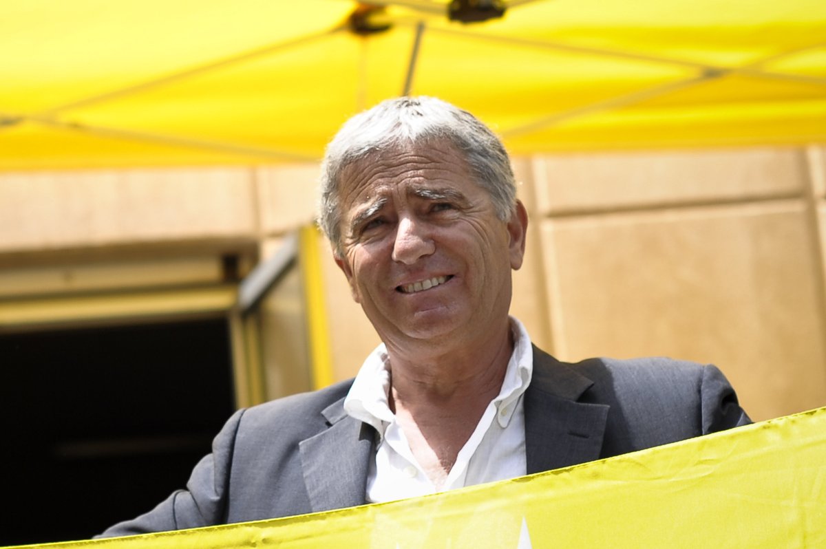 Radio1Rai's tweet photo. 🔵#Salerno Svolta nell'omicidio di Angelo #Vassallo, il sindaco di #Pollica, ucciso in un attentato, il 5 settembre 2010, mentre rincasava alla guida della sua auto. Arrestate 4 persone: due carabinieri, il figlio di un boss, nonché collaboratore di giustizia, e un imprenditore. https://t.co/e98DXxC4sE