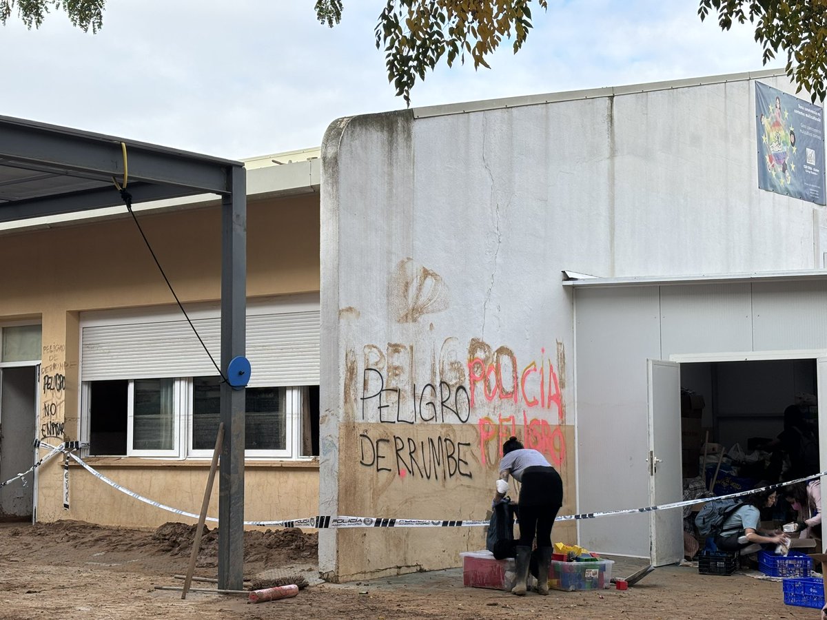annaalfonsoc's tweet photo. El barri Orba, a Alfafar: un dels punts on els estralls de la dana són més visibles. Els veïns diuen que fins diumenge no van veure serveis d’emergències, que només s’hi van acostar voluntaris i que encara hi ha cases sense llum, ni aigua ni menjar

https://t.co/RsJfe12sUS https://t.co/nCadfIM8iF