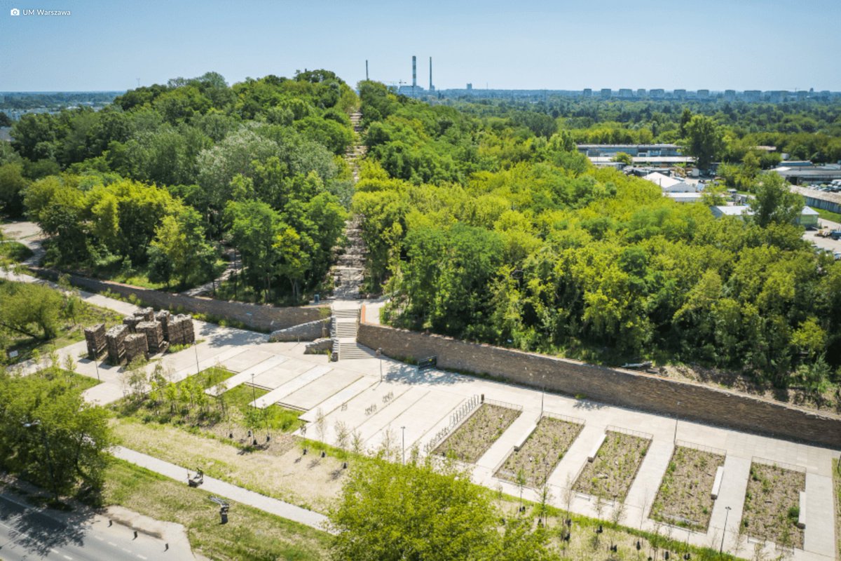 For those planning a trip to Warsaw, be sure to add the Park at the Warsaw Uprising Mound to your must-see list. ✅

Last week it won the European Prize for Urban Public Space for its innovative integration of a historic area, creating an accessible and enjoyable public space. 🌳