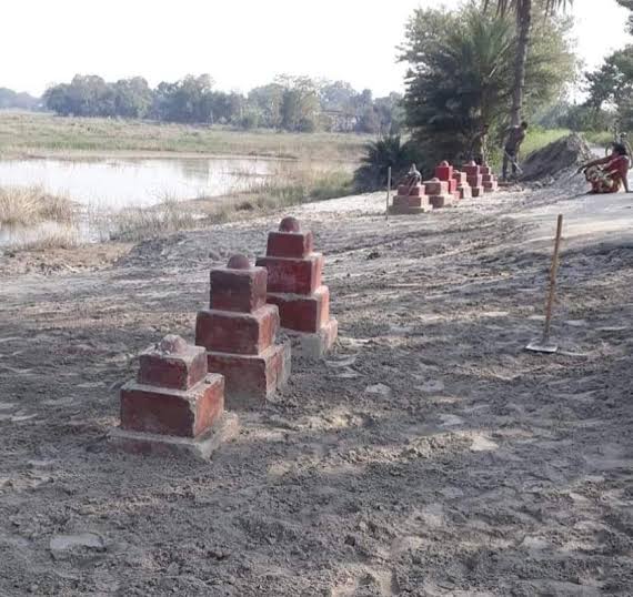 भाषा वैज्ञानिक और इतिहासकार आदरणीय डॉ राजेंद्र प्रसाद सिंह जी के अनुसार छठ मूल रूप से मनौती का पर्व है. 

मनौती के लिए ही बौद्ध धर्म में मनौती स्तूप बनाए जाते थे. 

छठ घाट पर बनी छठ की वेदी मनौती स्तूप से मेल खाती है. छठ मूल रूप उन्ही इलाकों में मनाया जाता है जहाँ तथागत बुद्ध