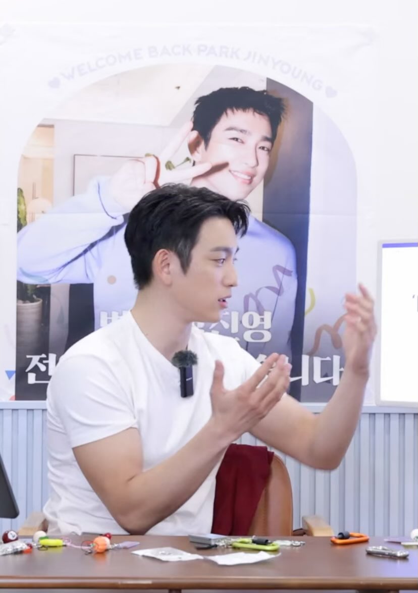 Peachedits922's tweet photo. His side profile, jawline, biceps 💪, muscles https://t.co/H60hx5FInY