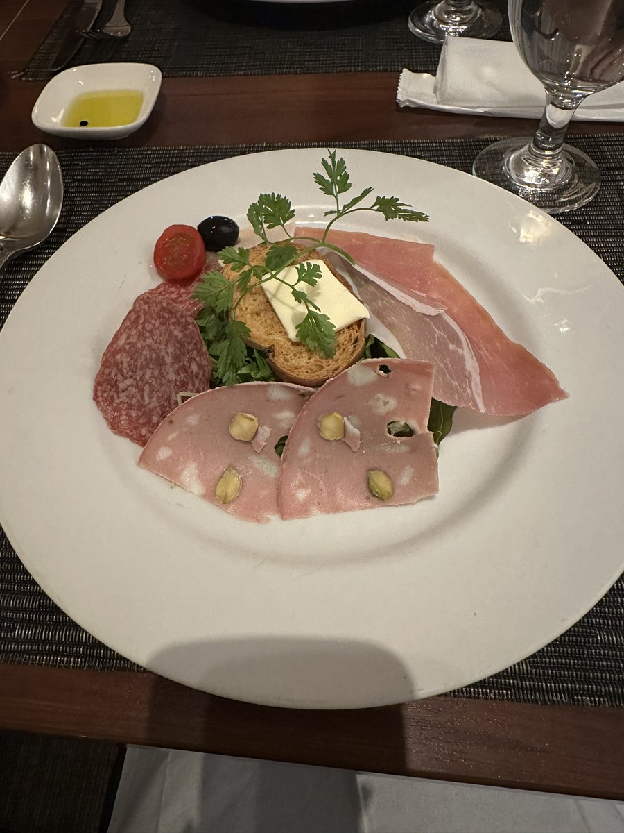 「家族の奢りで大好きなお店でお誕生日ディナーしてきました〜!!大変おいしかったです」|うましかユキのイラスト