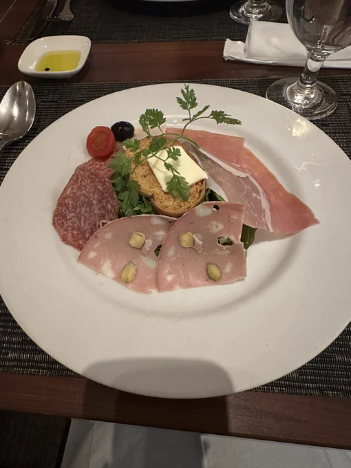 家族の奢りで大好きなお店でお誕生日ディナーしてきました〜!!大変おいしかったです!!もっとたくさん行きたい〜 