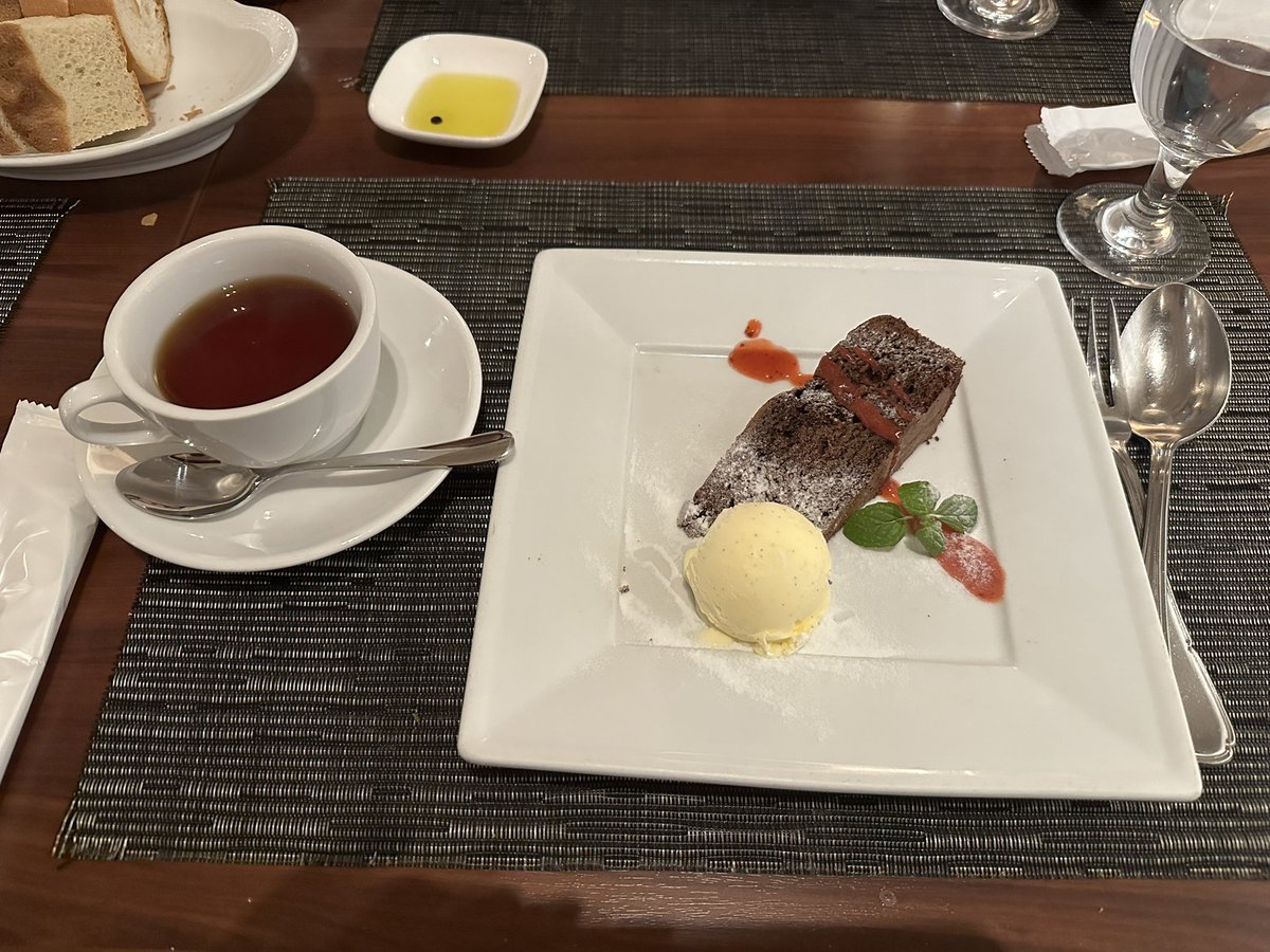 「家族の奢りで大好きなお店でお誕生日ディナーしてきました〜!!大変おいしかったです」|うましかユキのイラスト