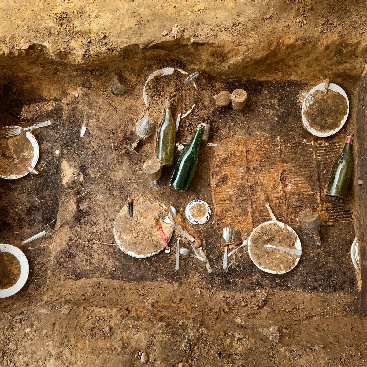 Daniel Spoerri, artiste du "Nouveau Réalisme"  s'était penché sur l'archéologie. Cela avait débouché sur le "Déjeuner sous l'Herbe" fouillé par <a href="/JPDemoule/">Jean-Paul Demoule</a> et l'<a href="/Inrap/">Inrap</a> , 
A rédécouvrir à l'occasion de son décès, le reportage sur le terrain 
radiofrance.fr/franceculture/…