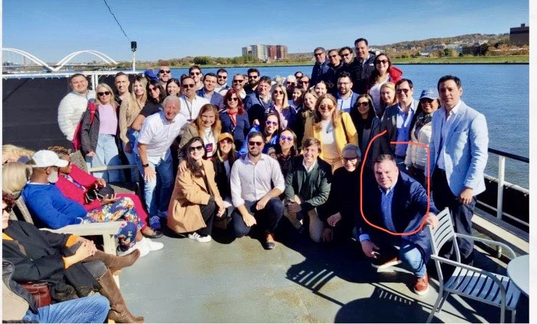 CelesteSenadora's tweet image. Anoche en el aeropuerto de Panamá cuando estaba por subir al avión se acercó a mi un funcionario de la embajada paraguaya me saludó y me dijo que el me estaba esperando en la puerta por donde salí del vuelo de Washington por si necesitaba ayuda y no me vio salir, le dije que muy…