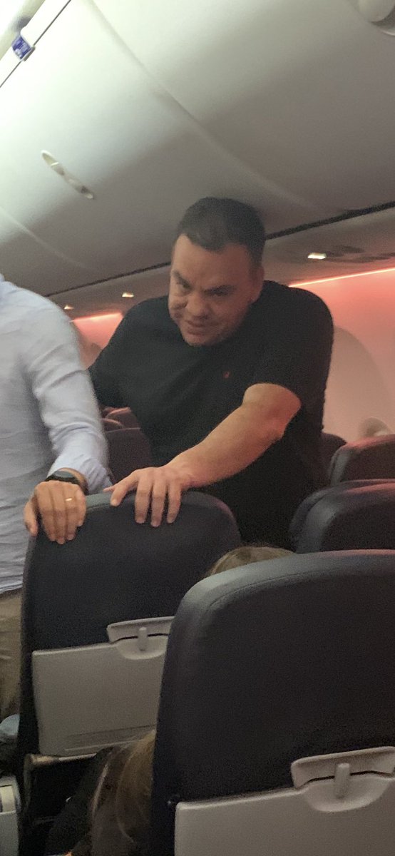 CelesteSenadora's tweet image. Anoche en el aeropuerto de Panamá cuando estaba por subir al avión se acercó a mi un funcionario de la embajada paraguaya me saludó y me dijo que el me estaba esperando en la puerta por donde salí del vuelo de Washington por si necesitaba ayuda y no me vio salir, le dije que muy…