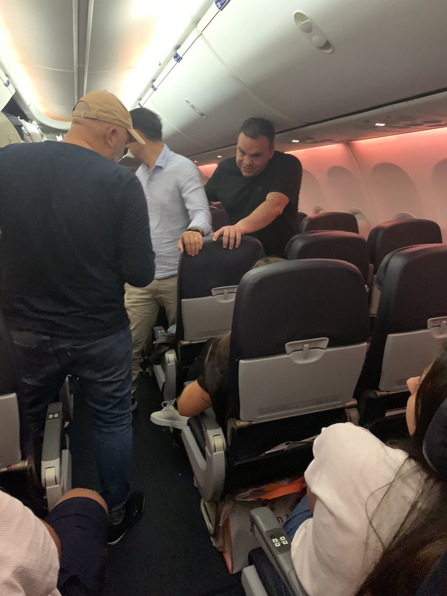 CelesteSenadora's tweet image. Anoche en el aeropuerto de Panamá cuando estaba por subir al avión se acercó a mi un funcionario de la embajada paraguaya me saludó y me dijo que el me estaba esperando en la puerta por donde salí del vuelo de Washington por si necesitaba ayuda y no me vio salir, le dije que muy…