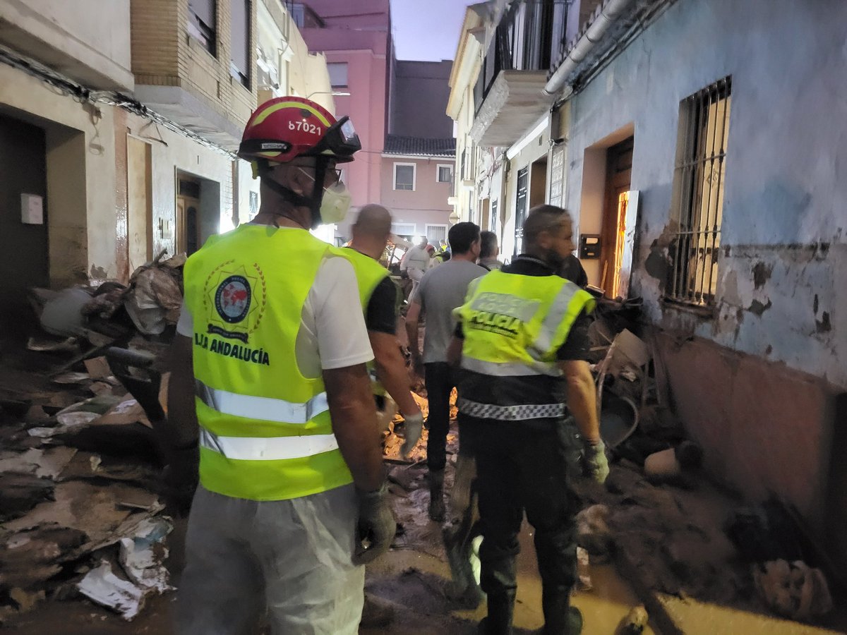 Siguen los voluntarios de #IPAAndalucía en Catarroja ayudando a sus vecinos a desalojar los enseres de sus casas y limpiando calles de barro.
#Dana
#Valencia
#PoliciaLoca
#PoliciaNacional
#GuardiaCivil