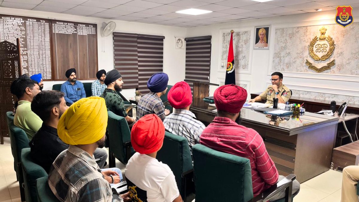 BatalaPolice's tweet image. SSP Batala organised an interactive session with local social media influencers, enhancing co-ordination with Batala Police. This dialogue provided a platform for #influencers to share insights and expertise, promoting mutual support and understanding.
#DigitalEngagement