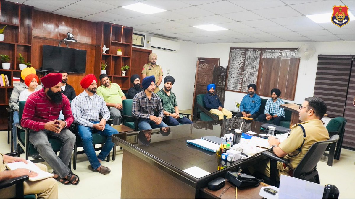 BatalaPolice's tweet image. SSP Batala organised an interactive session with local social media influencers, enhancing co-ordination with Batala Police. This dialogue provided a platform for #influencers to share insights and expertise, promoting mutual support and understanding.
#DigitalEngagement