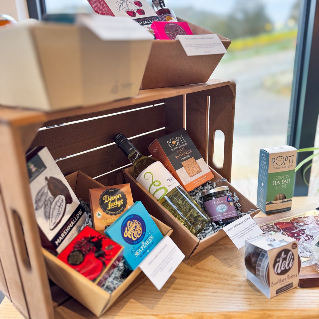🎁 Just in: hampers stacked with local #Devon goodies now at the vineyard shop! Perfect for gifting (or treating yourself) with a little taste of the season. #giftideas

Come check them out 🔗 bit.ly/3HpgwWR