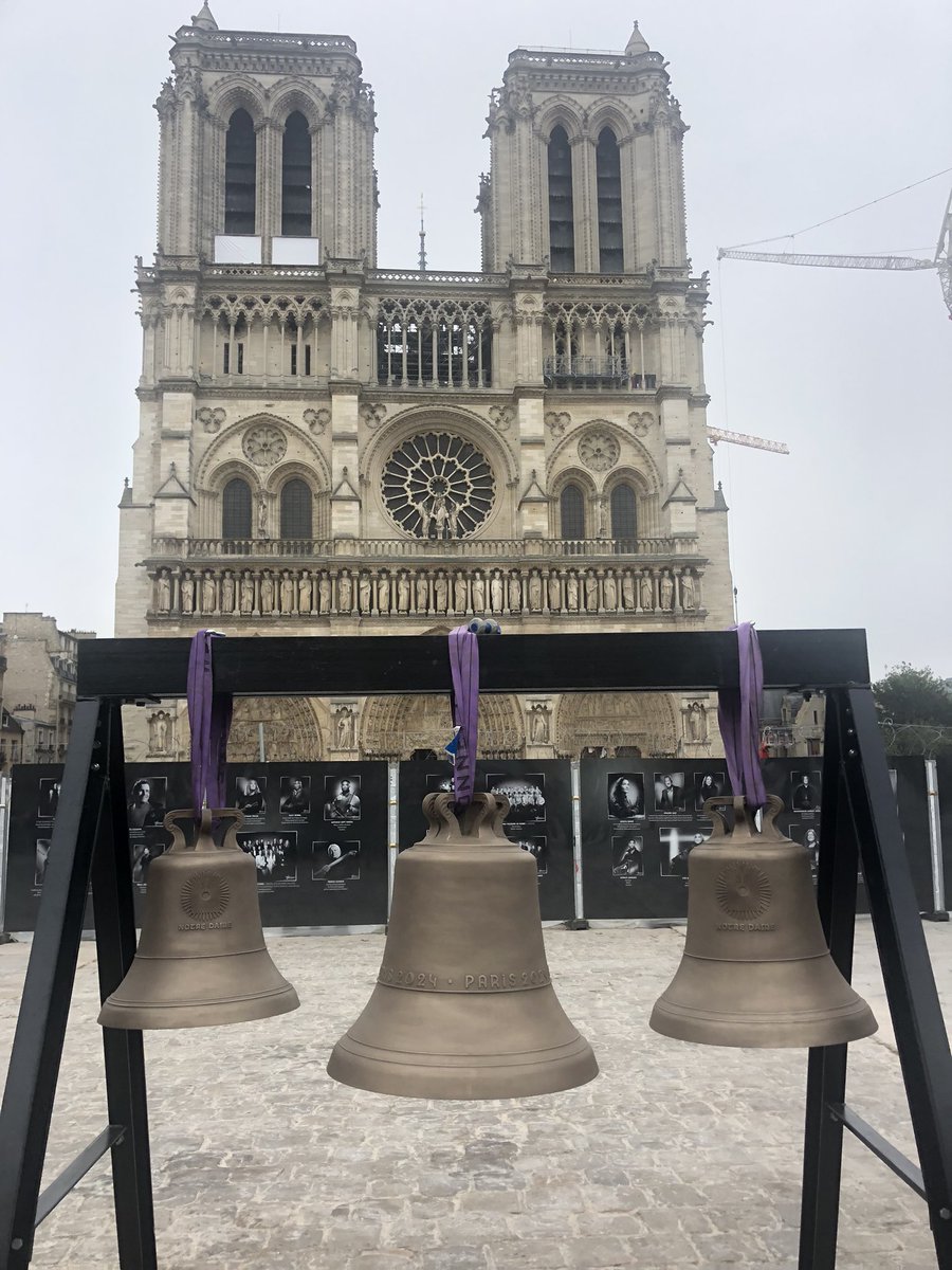 holygames2025's tweet photo. 🔔La cloche de #Paris2024 est désormais bénie ! Elle a raisonné sur le parvis de #notredamedeparis avant de sonner dès la réouverture à chaque messe. 🔥
Elle sonnera au moment de la consécration, comme l’annonce de la victoire de la vie sur la mort. 🙏 https://t.co/q6m5JuauQj