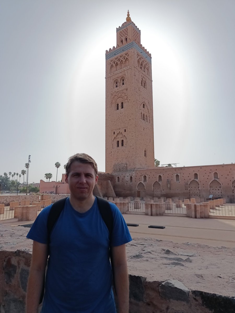 viajandoestamos's tweet photo. A un lado del minarete de la Mezquita Koutoubia se encuentran las ruinas de la sala de oración original. Una historia cuenta que se derrumbó durante el gran terremoto de Lisboa en 1755, matando a cientos de personas mientras se derrumbaba. La puerta original sigue en pie. https://t.co/1i6Sru6aHB