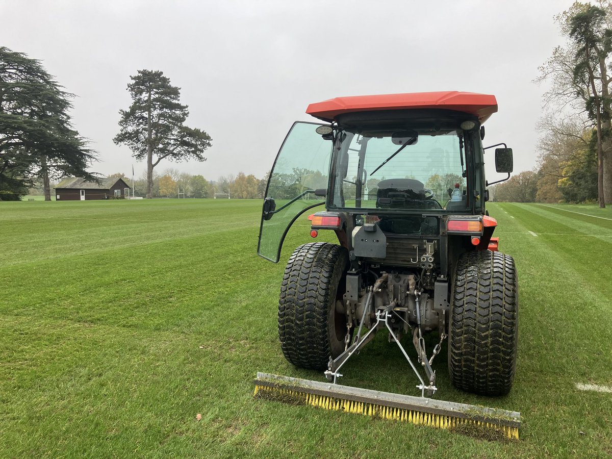 RobCourt89's tweet photo. Order placed 14:00 on Monday. 

Brush arrived 15:00 Wednesday. 

Out on the pitches 09:00 Thursday. 

A very simple but very effective bit of kit &amp; great service from @BrushesNwltd 👌🏼 https://t.co/XOOgjMxH9w